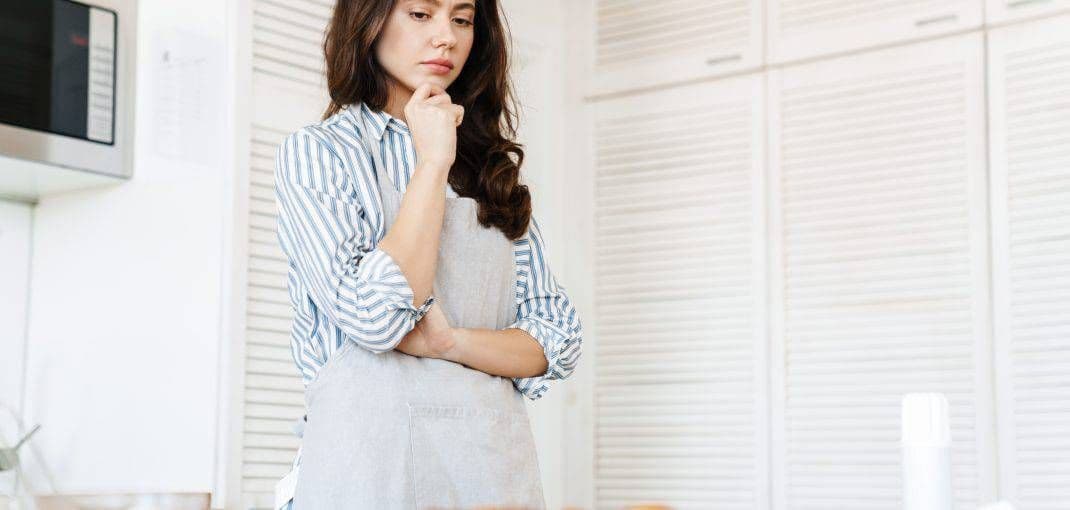 image-of-thinking-brunette-woman-wearing-apron
