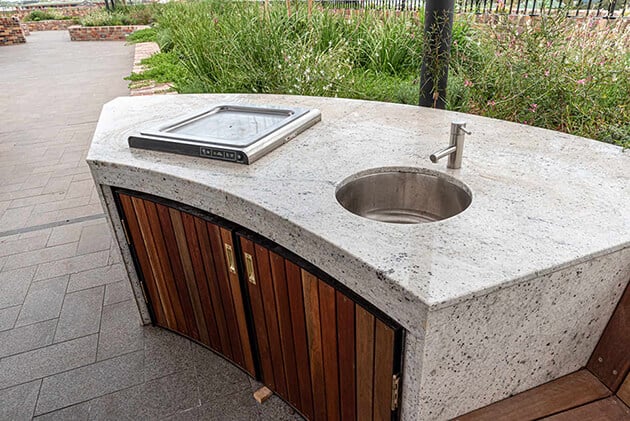 outdoor-kitchen-countertop-island-and-wet-bar-2048x1367