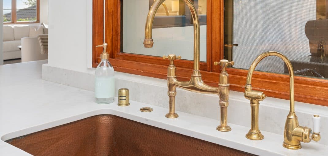 Self-cleaning copper sink