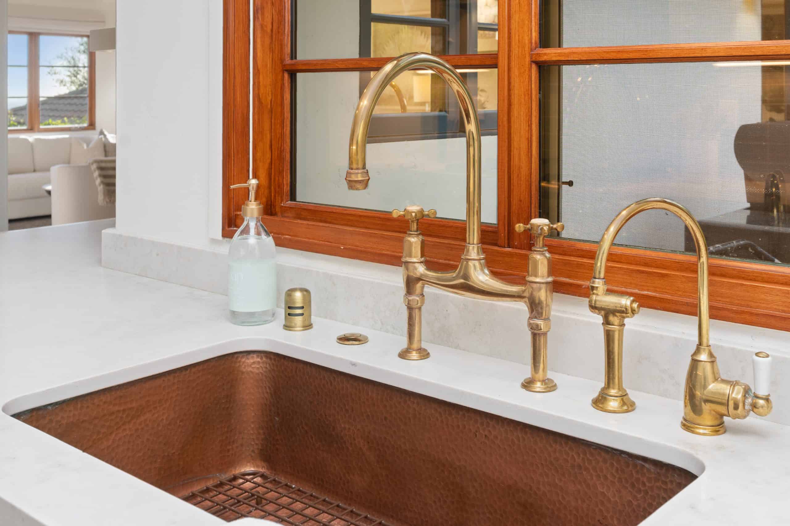 Self-cleaning copper sink